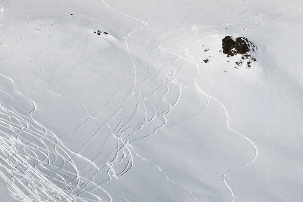 阳光明媚的冬日 雪地上的雪地 滑雪板和雪板的痕迹 — 图库照片