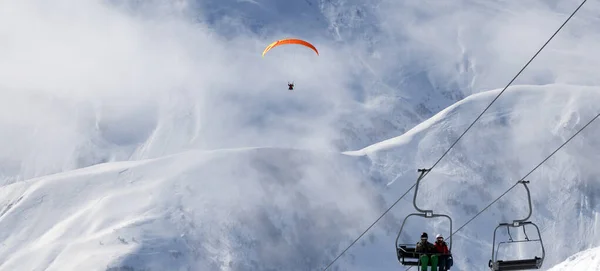 Panoramisch Uitzicht Stoeltjeslift Paraplane Skigebied Koude Winterdag Sneeuwwitte Kaukasus Bergen — Stockfoto