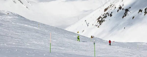 Skidåkare Och Snowboardåkare Utför Freeride Spår Och Snöiga Berg Sol — Stockfoto