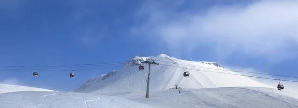 阳光明媚的夜晚 贡多拉电梯和雪地外的滑雪场在雾中滑行 高加索山脉冬季 格鲁吉亚 古道里地区 库德比山 全景视图 — 图库照片