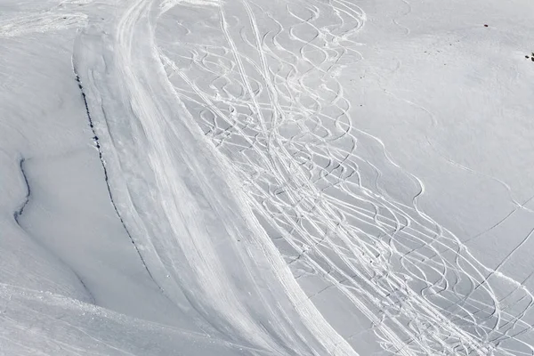 Snöig Pist Med Spår Skidor Snowboards Och Snögrooming Maskin Solig — Stockfoto