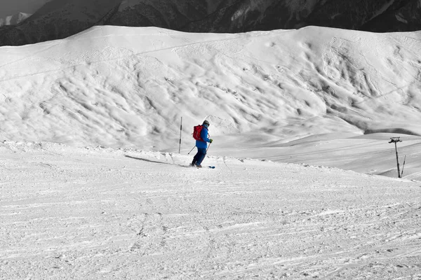 Esquiador Cuesta Abajo Pista Esquí Nevado Noche Invierno Sol Montañas — Foto de Stock