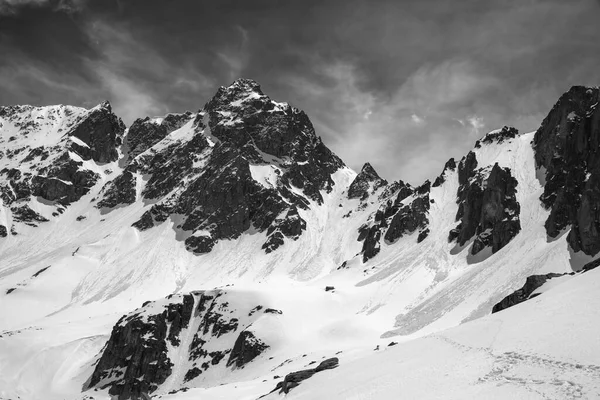 風の強い冬の日には 雪崩や嵐の雲からの痕跡を持つ雪の日の岩 トルコ カフカル山脈 ポニック山脈の最も高い部分 黒と白のトーンの風景 — ストック写真