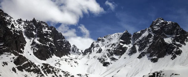 Vista Panorámica Las Montañas Nevadas Soleadas Con Rastros Avalanchas Cielo — Foto de Stock