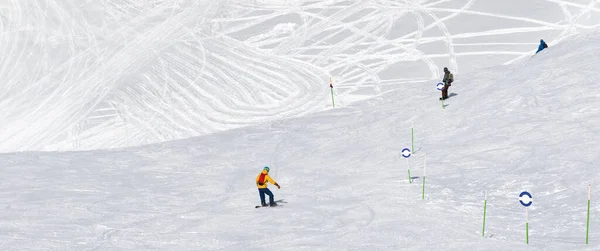 Skiers Snowboarders Downhill Snowy Ski Trace Sun Cold Day Caucasus — Stock Photo, Image