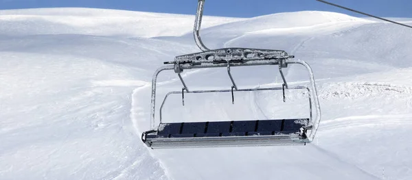 Karlı Kayak Yamacı Kayak Merkezinde Kar Yağışı Güneş Batarken Mavi — Stok fotoğraf