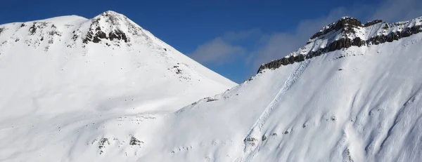 スキー スノーボード 雪崩の痕跡と雪のオフスキー場のパノラマビュー コーカサス山脈での太陽の冬の日 ジョージア州 地域グドーリ — ストック写真