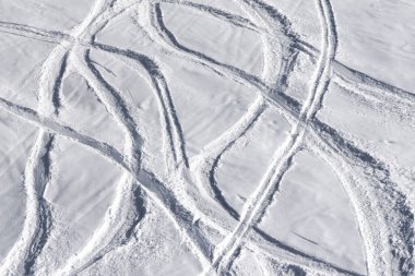 Güneş 'in kış günü kayak ve snowboard' lardan izler taşıyan kar yamacının dışında.