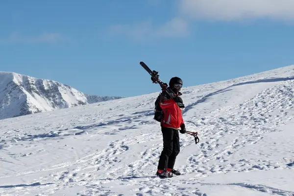 Лыжник Лыжами Плече Поднимается Вершину Снежной Горы Хороший Солнечный День — стоковое фото