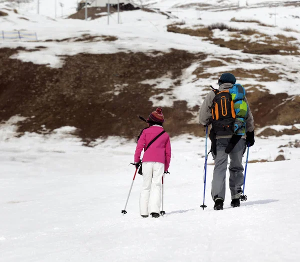 Vader Dochter Met Skistokken Piste Een Klein Sneeuwjaar Kaukasus Georgië — Stockfoto