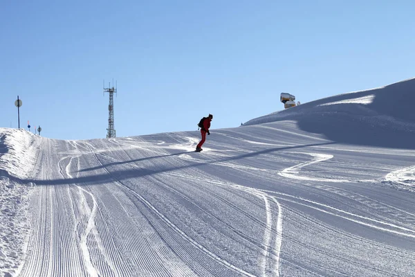 Snowboarder Daalt Besneeuwde Skipiste Bereid Door Snowcat Zonnige Winteravond — Stockfoto