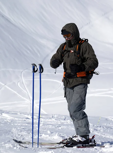 Skier Στην Κορυφή Του Βουνού Και Χιονισμένη Πλαγιά Σκι Για — Φωτογραφία Αρχείου