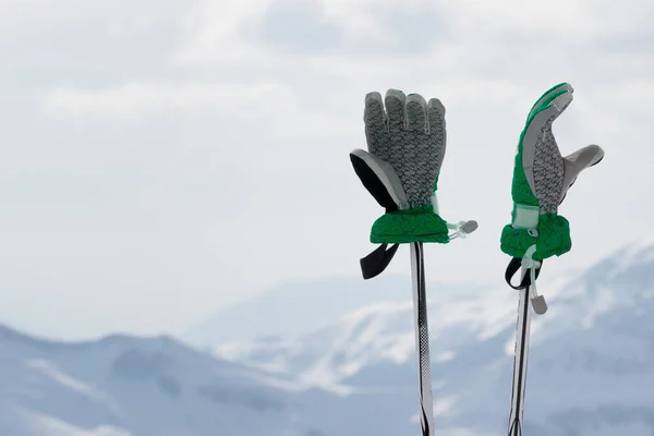 Дами Зелені Рукавички Лижних Полюсах Засніжені Зимові Гори Задньому Плані — стокове фото
