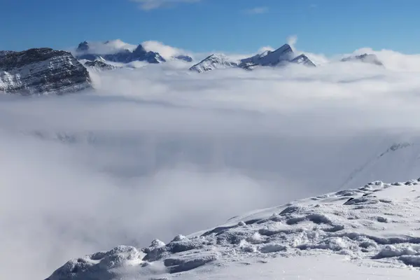 Güneşli Bir Günde Karlı Yamaçlar Bulutların Altında Güneşli Dağlar Kışın — Stok fotoğraf