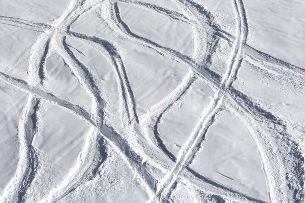 冬日阳光下 滑雪板和雪板上留下痕迹的滑雪场外雪地 — 图库照片