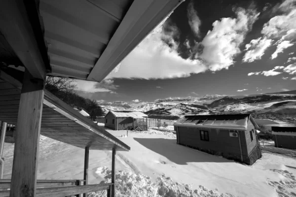 Binnenplaats Met Sneeuwdrift Kleine Houten Huisjes Besneeuwde Winterbergen Kaukasus Shahdagh — Stockfoto