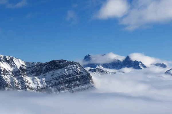 Снежные Солнечные Горы Тумане Прекрасный Солнечный День Кавказские Горы Зимой — стоковое фото
