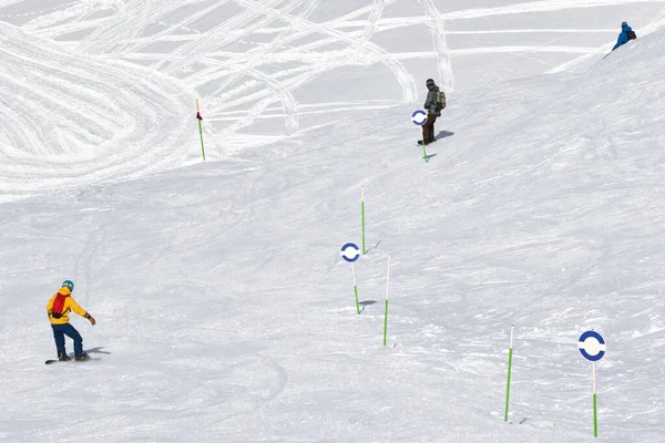 Esquiadores Snowboarders Cuesta Abajo Pista Esquí Nevado Día Frío Soleado — Foto de Stock