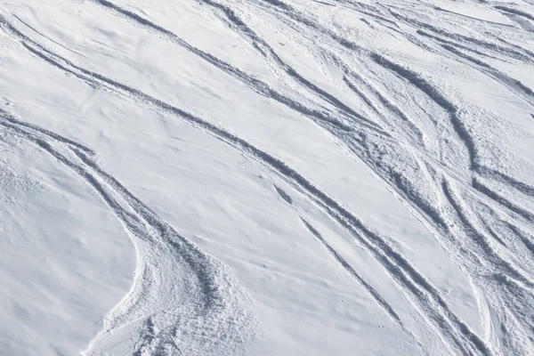 滑雪板和雪板上的新降雪和痕迹 滑雪场和滑雪场的滑雪坡地 — 图库照片