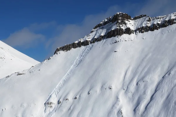 Χιονισμένη Πλαγιά Εκτός Πίστας Ίχνη Από Σκι Snowboards Και Χιονοστιβάδες — Φωτογραφία Αρχείου