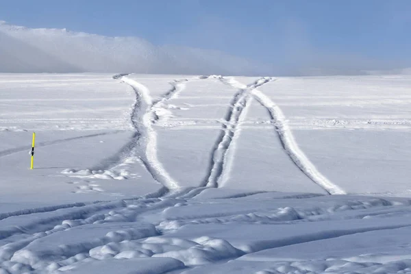 滑雪场外的滑雪场 新下的雪 雪地上的痕迹 雪地后的雪板 格鲁吉亚 古道里地区 阳光灿烂的冬夜高加索山脉 — 图库照片