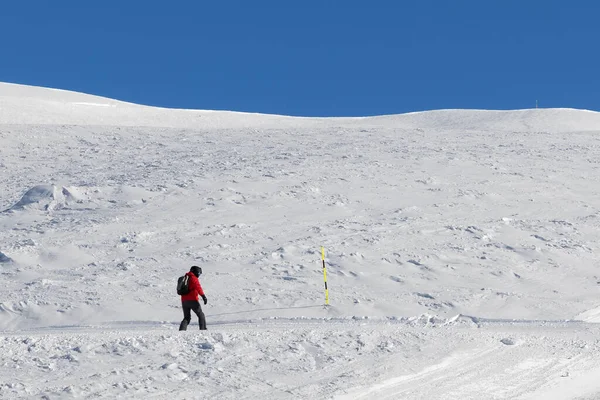 Snowboarder Downhill Besneeuwde Helling Zonnige Winterdag Kaukasus Georgië Regio Gudauri — Stockfoto