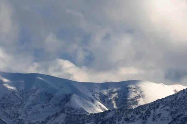 Vista Sobre Montanhas Nevadas Com Floresta Luz Solar Céu Nublado — Fotografia de Stock