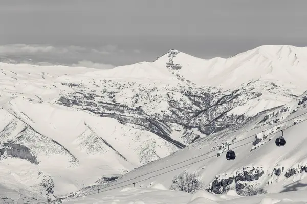 Sněžné Hory Lanovka Lyžařském Středisku Slunečného Zimního Dne Kavkazské Hory — Stock fotografie