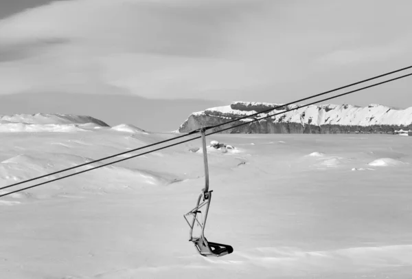Χιονισμένη Πλαγιά Καρέκλα Lift Και Συννεφιασμένο Ουρανό Κρύα Ημέρα Του — Φωτογραφία Αρχείου