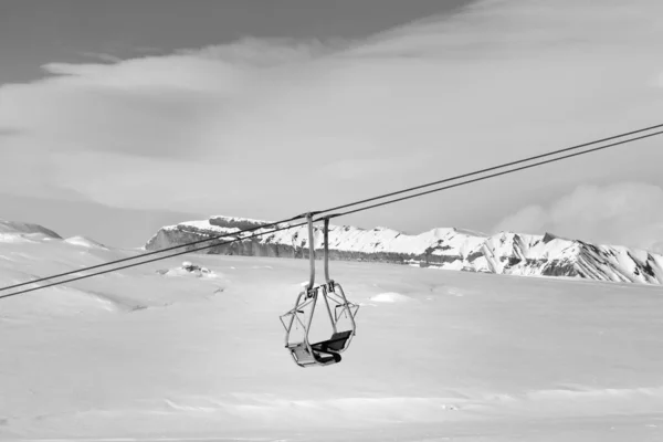 Declive Nevado Com Neve Nova Caída Ski Lift Céu Com — Fotografia de Stock