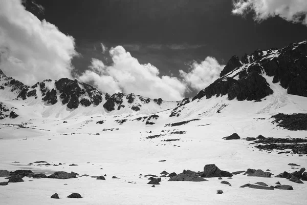 Snowy Słoneczny Płaskowyż Kamieniami Zachmurzone Niebo Wiosnę Turcja Góry Kachkar — Zdjęcie stockowe