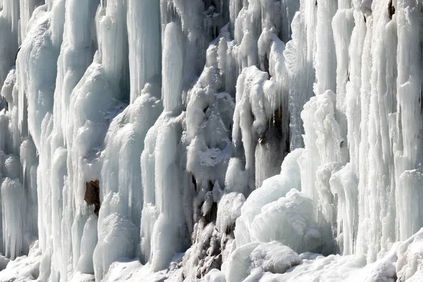 Eiskalter Bergwasserfall Einem Sonnigen Wintertag Nahaufnahme — Stockfoto