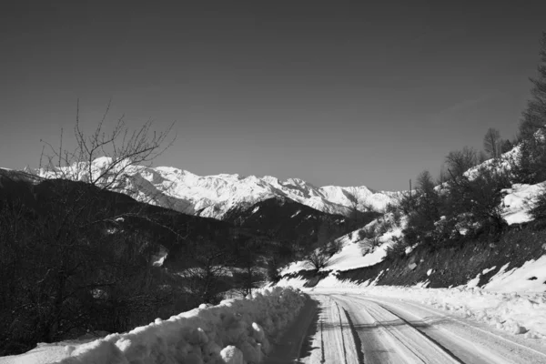 冬日寒冷的早晨 雪山冰封道路上的黑白相间的景色 高加索山脉 格鲁吉亚 Svaneti地区 — 图库照片