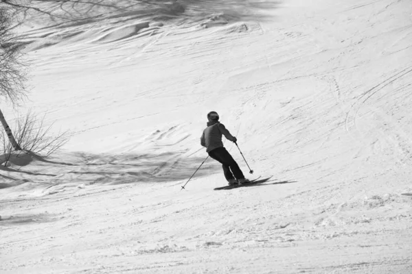 Skifahrer Bergab Auf Schneebedeckter Piste Bei Sonnigem Wetter Kaukasus Winter — Stockfoto