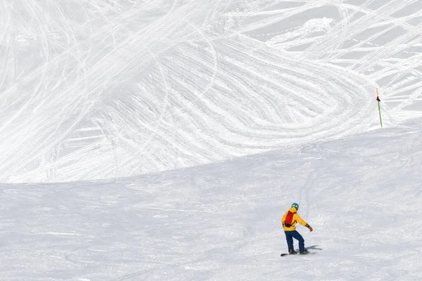 Snowboarder Downhill Besneeuwde Ski Spoor Zonnige Koude Dag Kaukasusgebergte Winter — Stockfoto
