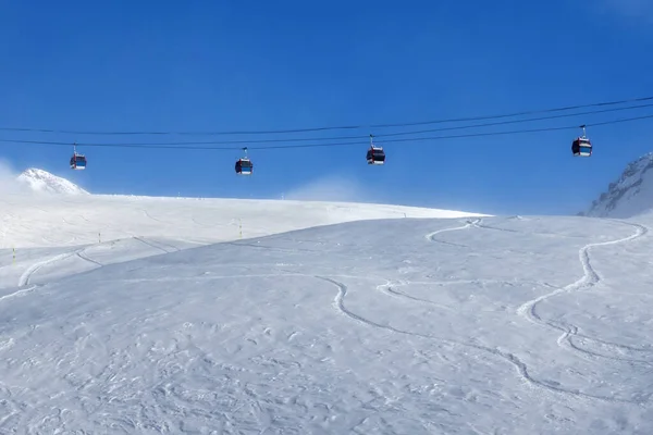 Gondelbahn Und Schneebedeckter Piste Skihang Nebel Schönen Sonnigen Abend Kaukasus — Stockfoto