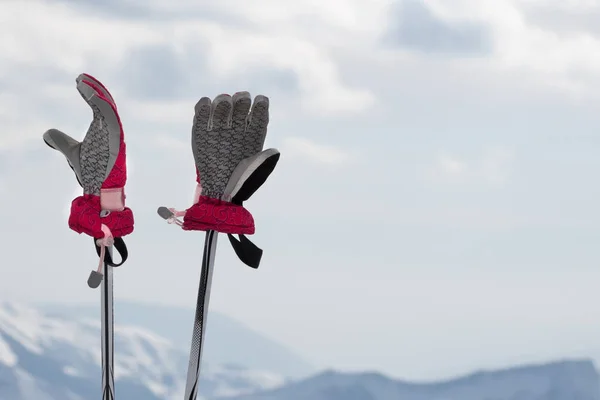 Luvas Femininas Bastões Esqui Montanhas Inverno Nevadas Fundo Cáucaso Montanhas — Fotografia de Stock