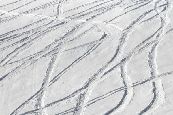 Snowy Piste Esqui Inclinação Com Vestígios Esquis Snowboards Dia Ensolarado — Fotografia de Stock