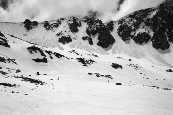 Wysokie Góry Śnieżnym Gzymsem Trasą Lawinową Zaśnieżony Płaskowyż Dwie Małe — Zdjęcie stockowe