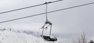 Sandalye kaldırma ve puslu karlı dağlar. Kafkas Dağları. Hatsvali, Gürcistan 'ın Svaneti bölgesinde kışın. Panoramik görünüm.