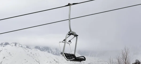 エレベーターと雪山が危険にさらされています カフカス山脈 冬のジョージアのサンヴァネティ地方のハッツヴァリ パノラマビュー — ストック写真