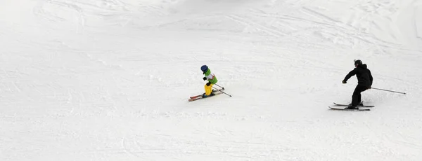 Skiërs Besneeuwde Skipiste Winterdag Panoramisch Uitzicht — Stockfoto