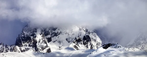 Güneş Kış Gününde Sisli Ushba Dağı Karlı Kafkas Dağları Kışın — Stok fotoğraf