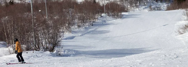 Sciatore Discesa Sulla Pista Sci Innevata Sole Giorno Inverno Montagne — Foto Stock