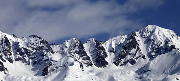 晴れた晴れた日の冬の雪山 ジョージア州サンヴァネティ地域のハッツヴァリの椅子の上昇からのパノラマビュー カフカス山脈 — ストック写真