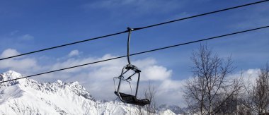 Güzel bir kış gününde karlı dağlarda sandalye kaldırmak. Kafkas Dağları. Hatsvali, Gürcistan 'ın Svaneti bölgesi. Panoramik görünüm.
