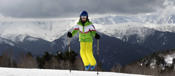 Молодой Лыжник Прыгает Лыжными Палками Горах Солнца Облачно Серого Неба — стоковое фото