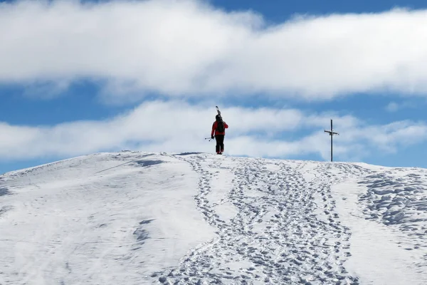 Narciarz Nartami Ramieniu Wspiął Się Szczyt Śnieżnej Góry Piękny Słoneczny — Zdjęcie stockowe