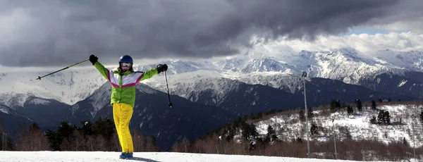 Glücklicher Junger Skifahrer Mit Skistöcken Sonnenbergen Und Bewölktem Grauen Himmel — Stockfoto