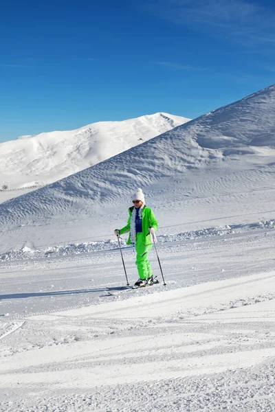 Skiër Besneeuwde Skipiste Mooie Zonnige Dag Grote Kaukasus Winter Shahdagh — Stockfoto